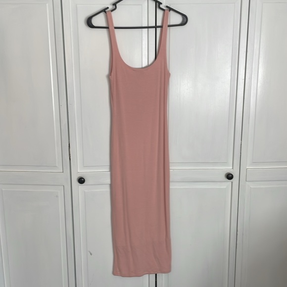 Light pink form fitting dress - Picture 3 of 3